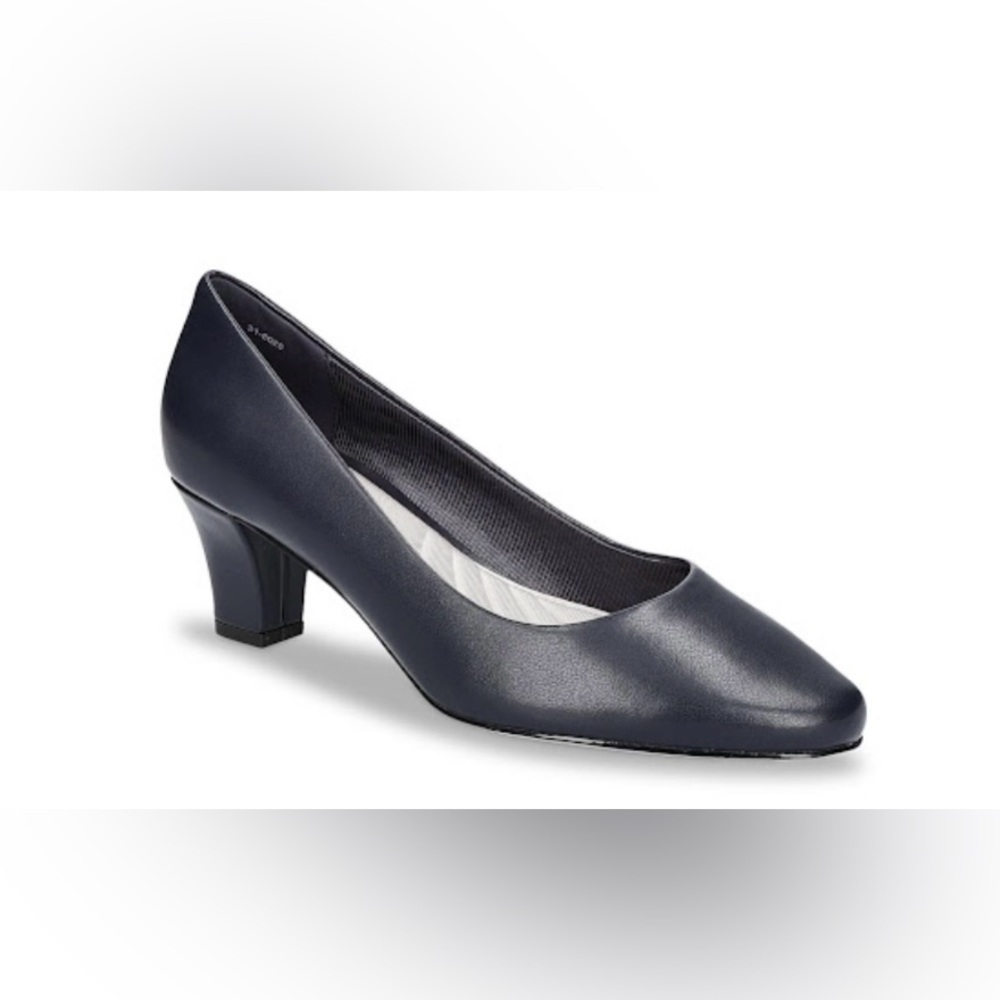 New Easy Street Navy 2.5” Heels Pumps Size 7.5